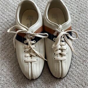 Vintage women’s leather bowling shoes. Size 6.